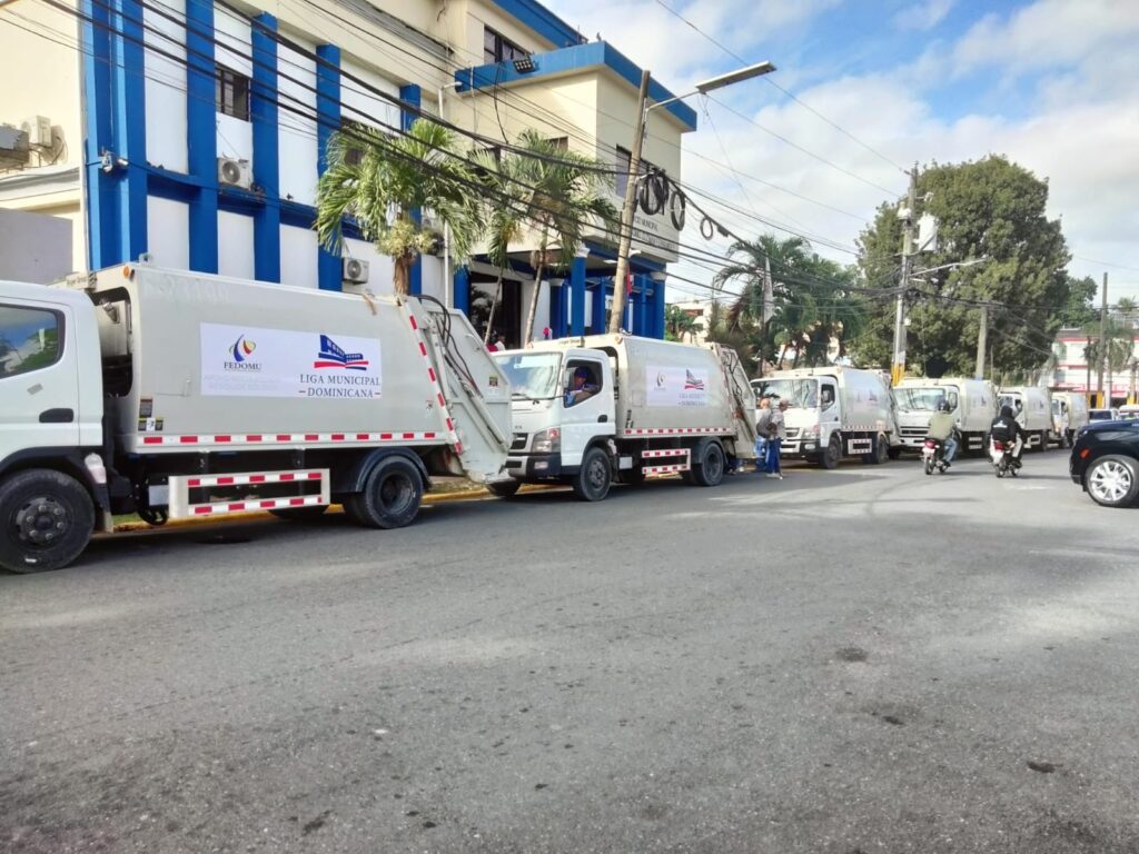  El Ayuntamiento de Santo Domingo Oeste (ASDO), con el respaldo de la Liga Municipal Dominicana (LMD) y la Federación Dominicana de Municipios (FEDOMU), dejó iniciado este lunes un operativo especial para fortalecer la recolección de residuos sólidos en el municipio, mediante la incorporación de una flotilla de camiones compactadores destinados a reforzar el servicio de limpieza.