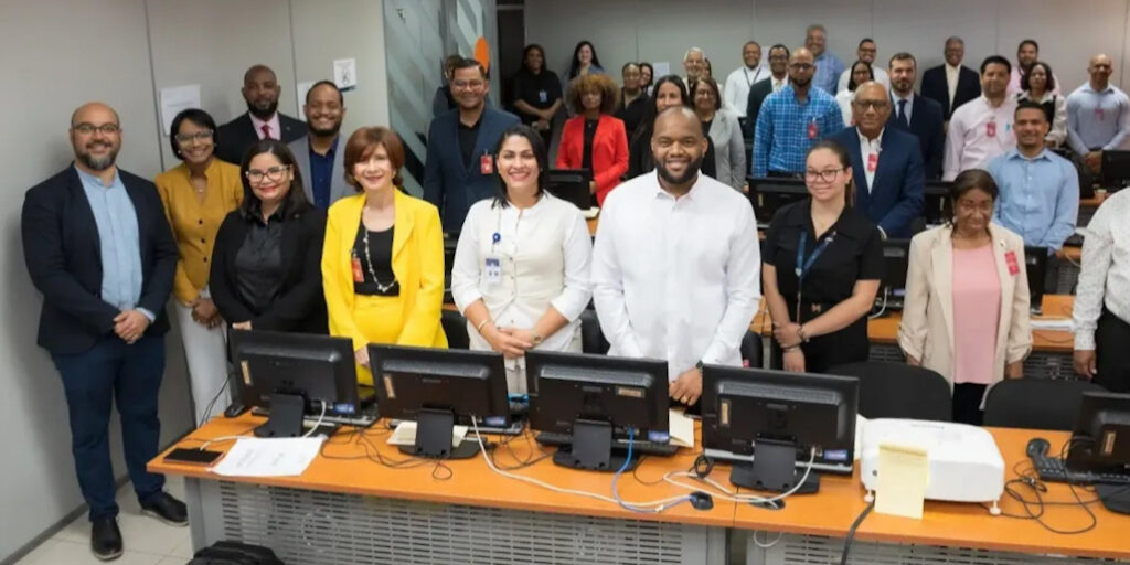 Con el objetivo de
transformar los datos en herramientas concretas para la toma de decisiones públicas, la Oficina Nacional
de Estadística (ONE) con el apoyo del Fondo de las Naciones Unidas para la Infancia (UNICEF), y en
alianza con la Escuela de Arquitectura y Urbanismo de la Universidad Nacional Pedro Henríquez Ureña
(UNPHU) realizó el taller “De la data al territorio: vinculando los datos nacionales de infancia y
adolescencia”, un espacio clave para avanzar hacia un sistema integrado de información geoestadística
sobre la niñez y la adolescencia en el país.