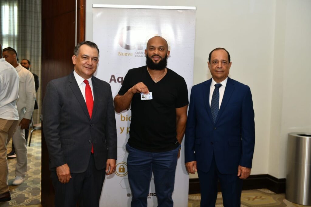 La Junta Central Electoral (JCE) realizó una jornada especial de captura de datos y entrega inmediata de la nueva cédula a los integrantes de la selección dominicana del Clásico Mundial de Béisbol previo a los jugadores partir a su compromiso deportivo a representar a República Dominicana fuera del país.