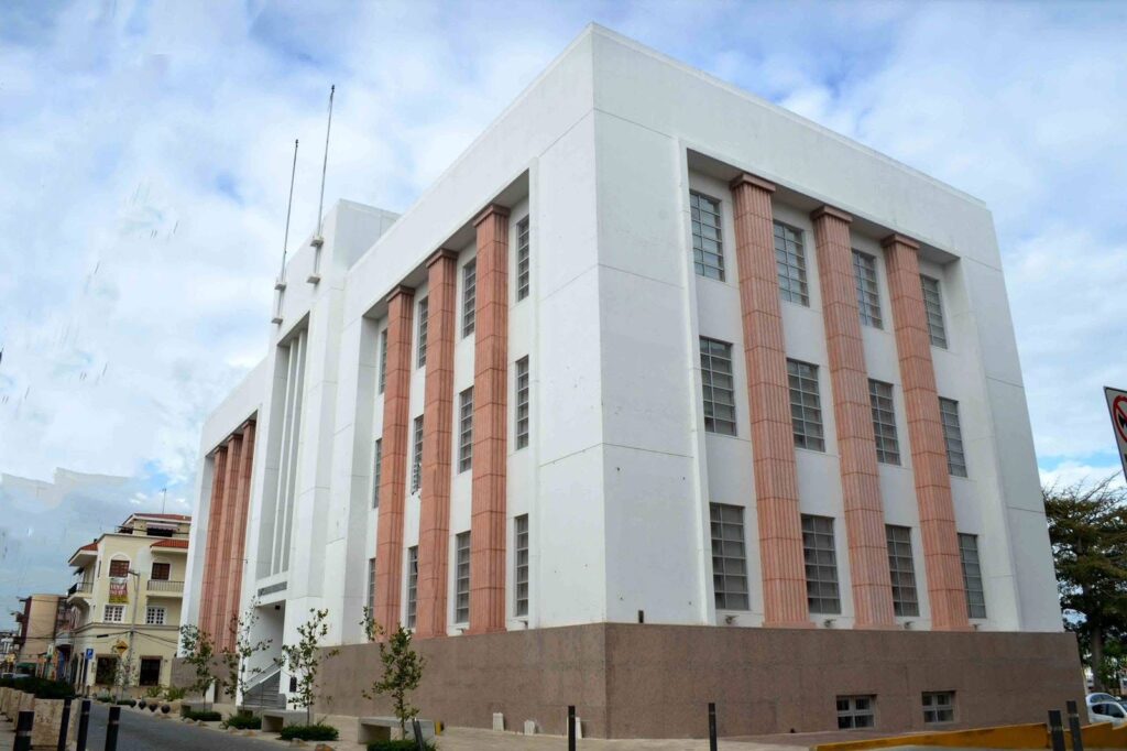 El Instituto Dominicano de las Telecomunicaciones (Indotel) anunció el inicio de una licitación pública internacional para la asignación de espectro radioeléctrico en las bandas de 700 MHz, 1700/2100 MHz (AWS), 2300–2400 MHz y 3500–3700 MHz, con el objetivo de fomentar la inversión y ampliar la prestación de servicios de telecomunicaciones móviles de última generación en República Dominicana.