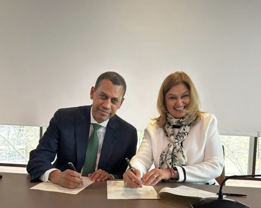 El Instituto Dominicano de las Telecomunicaciones (Indotel) firmó un acuerdo de cooperación con la Asociación Iberoamericana de Centros de Investigación y Empresas de Telecomunicaciones (ASIET) y un memorándum de entendimiento con la Comisión de Regulación de Comunicaciones de Colombia (CRC), con el objetivo de fortalecer sus capacidades institucionales, ampliar el intercambio técnico y consolidar alianzas que contribuyan a una regulación más moderna. 