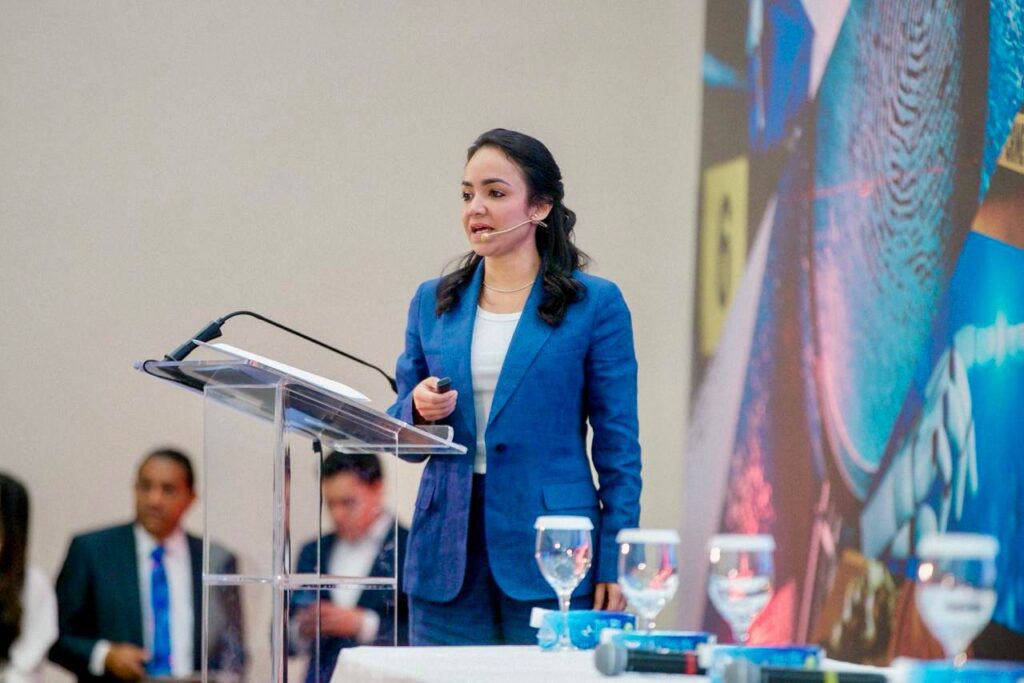  La ministra de Interior y Policía, Faride Raful, afirmó este miércoles que la interoperabilidad entre instituciones es un elemento clave para fortalecer la investigación criminal y garantizar una seguridad ciudadana efectiva, al tiempo que destacó los avances de la República Dominicana en esta materia durante su intervención en el Primer Simposio Internacional de Investigación Criminal, celebrado en el Hotel Dominican Fiesta de Santo Domingo.