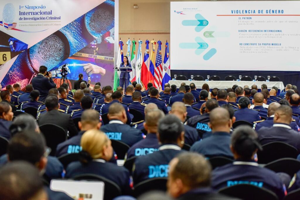  La ministra de Interior y Policía, Faride Raful, afirmó este miércoles que la interoperabilidad entre instituciones es un elemento clave para fortalecer la investigación criminal y garantizar una seguridad ciudadana efectiva, al tiempo que destacó los avances de la República Dominicana en esta materia durante su intervención en el Primer Simposio Internacional de Investigación Criminal, celebrado en el Hotel Dominican Fiesta de Santo Domingo.