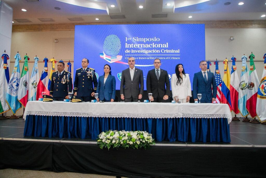  La ministra de Interior y Policía, Faride Raful, afirmó este miércoles que la interoperabilidad entre instituciones es un elemento clave para fortalecer la investigación criminal y garantizar una seguridad ciudadana efectiva, al tiempo que destacó los avances de la República Dominicana en esta materia durante su intervención en el Primer Simposio Internacional de Investigación Criminal, celebrado en el Hotel Dominican Fiesta de Santo Domingo.