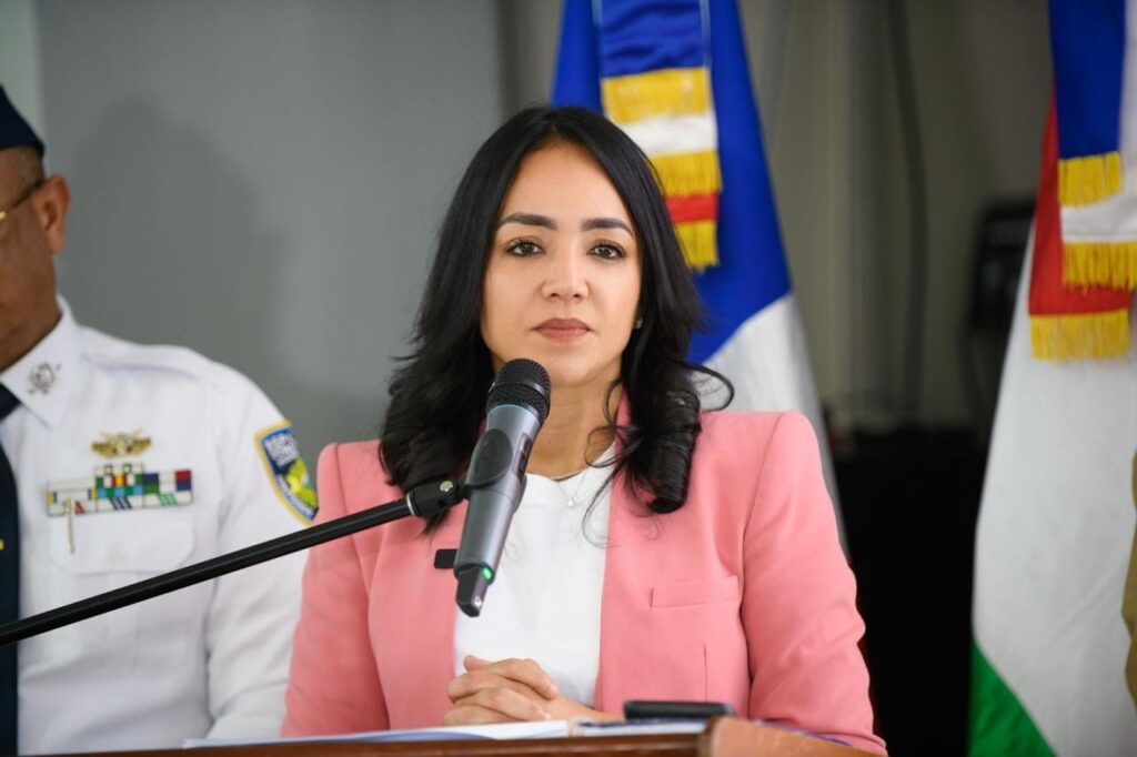 El Ministerio de Interior y Policía condena enérgicamente la conducta mostrada por un agente de la Policía Nacional, evidenciada en un video que circula en redes sociales, en el que se observa la agresión a una ciudadana en la vía pública, en un hecho ocurrido en el sector Los Minas, Santo Domingo Este.