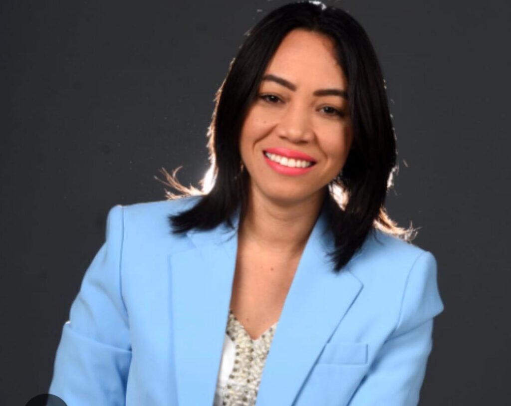 La periodista y catedrática universitaria, Cristal Acevedo, pondrá a disposición del público su más reciente libro "Rediseñar el periodismo", donde plantea una propuesta de rediseño curricular para la carrera de comunicación, específicamente enfocada en la salida de periodismo que se imparte en las universidades dominicanas.