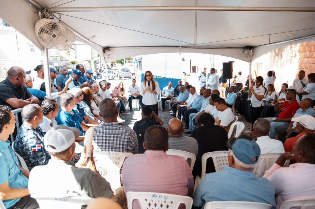 Carolina Mejía escuchó las peticiones comunitarias y ofreció soluciones a los residentes de Los Pinos de Los Ríos y zonas aledañas, donde fue acompañada por directores y coordinadores en el programa La Alcaldía Llega a Ti.