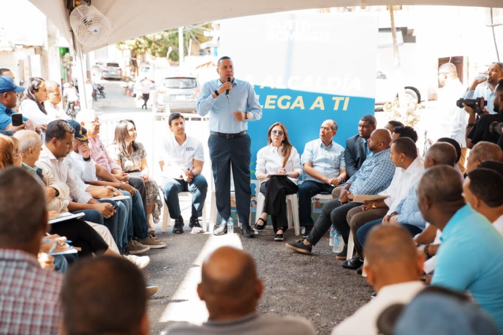 Carolina Mejía escuchó las peticiones comunitarias y ofreció soluciones a los residentes de Los Pinos de Los Ríos y zonas aledañas, donde fue acompañada por directores y coordinadores en el programa La Alcaldía Llega a Ti.