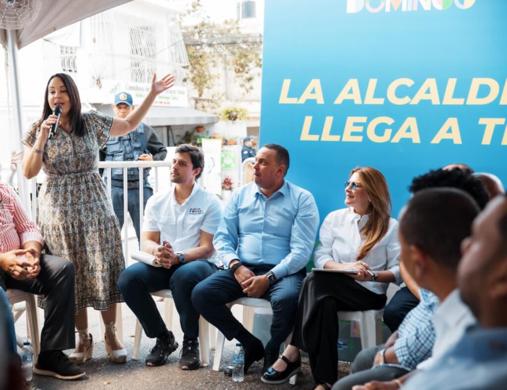 Carolina Mejía escuchó las peticiones comunitarias y ofreció soluciones a los residentes de Los Pinos de Los Ríos y zonas aledañas, donde fue acompañada por directores y coordinadores en el programa La Alcaldía Llega a Ti.