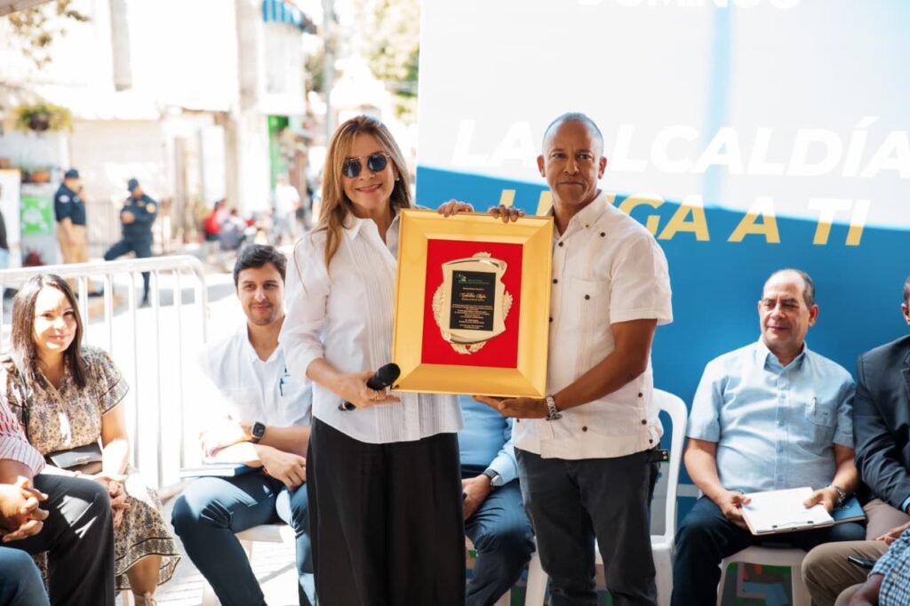 Carolina Mejía escuchó las peticiones comunitarias y ofreció soluciones a los residentes de Los Pinos de Los Ríos y zonas aledañas, donde fue acompañada por directores y coordinadores en el programa La Alcaldía Llega a Ti.