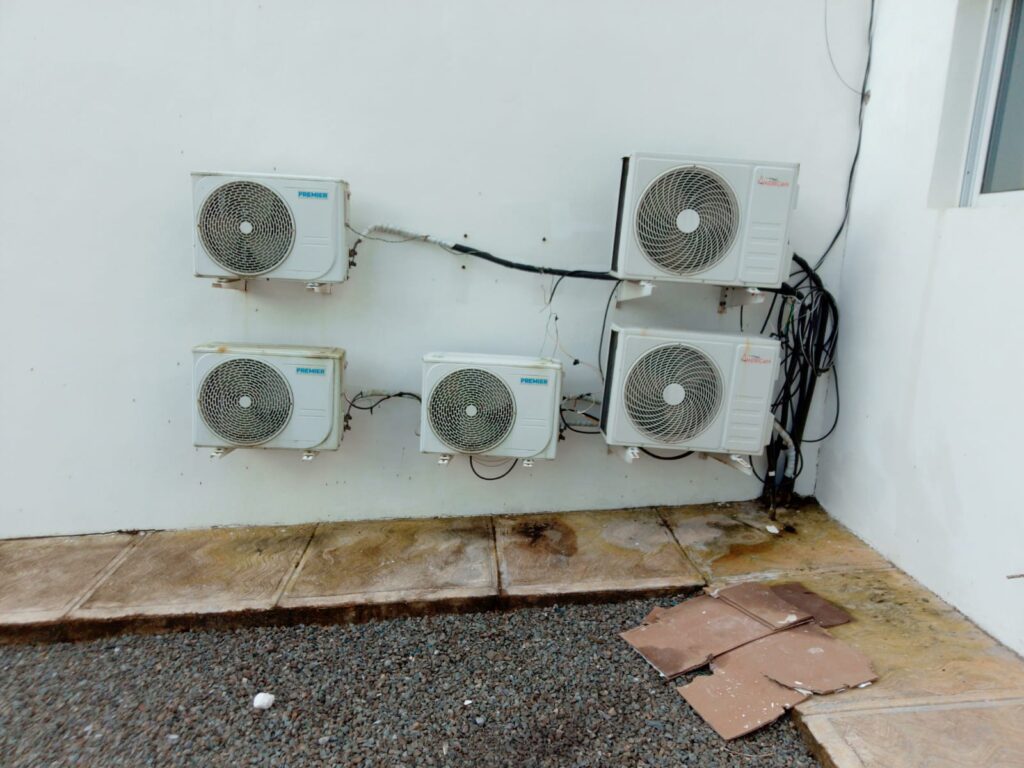 La Empresa Distribuidora de Electricidad del Este (Edeeste) informó sobre el desmantelamiento de conexiones eléctricas irregulares detectadas en el Ayuntamiento del distrito municipal El Cedro de Miches y en la residencia de la alcaldesa de esa demarcación, tras comprobarse que ambos suministros operaban sin contrato formal de energía eléctrica.