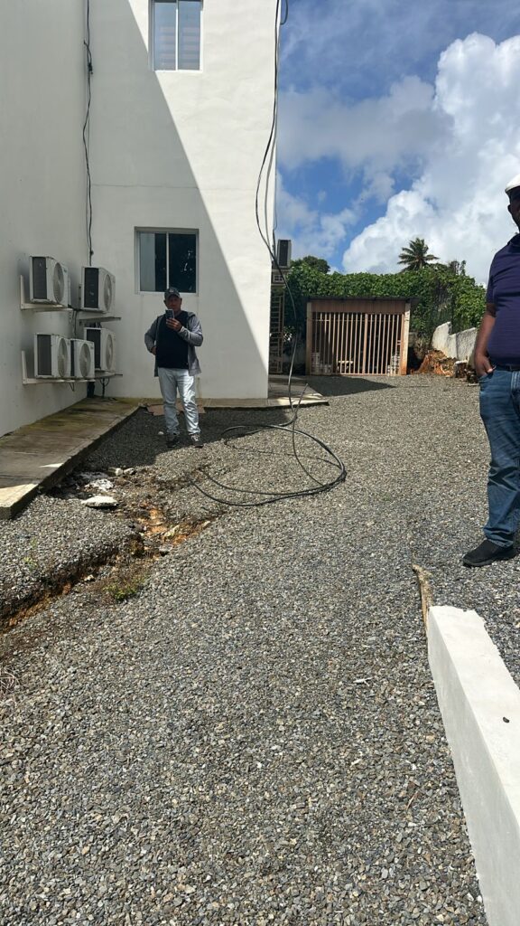La Empresa Distribuidora de Electricidad del Este (Edeeste) informó sobre el desmantelamiento de conexiones eléctricas irregulares detectadas en el Ayuntamiento del distrito municipal El Cedro de Miches y en la residencia de la alcaldesa de esa demarcación, tras comprobarse que ambos suministros operaban sin contrato formal de energía eléctrica.