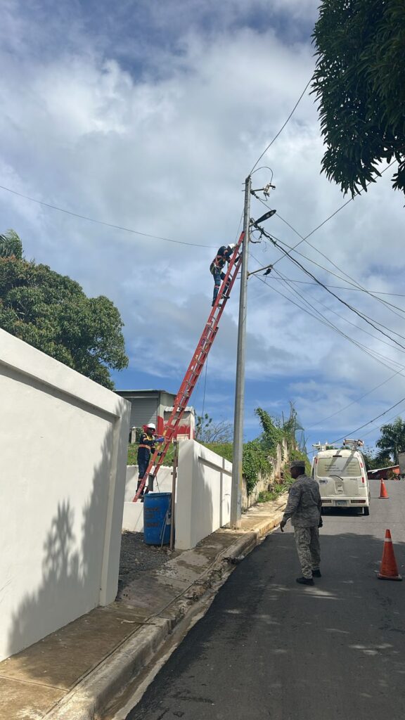 La Empresa Distribuidora de Electricidad del Este (Edeeste) informó sobre el desmantelamiento de conexiones eléctricas irregulares detectadas en el Ayuntamiento del distrito municipal El Cedro de Miches y en la residencia de la alcaldesa de esa demarcación, tras comprobarse que ambos suministros operaban sin contrato formal de energía eléctrica.