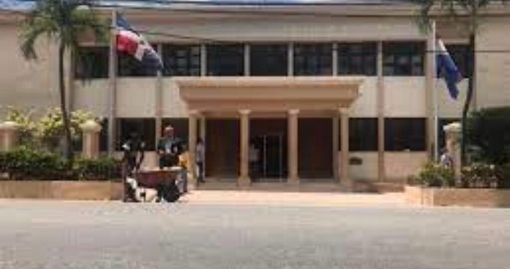 Acogiendo la solicitud del
Ministerio Público, los jueces de un tribunal del distrito judicial de La Altagracia
condenaron a 20 años de prisión a un hombre que le provocó la muerte a otro con
un arma blanca en el año 2024.