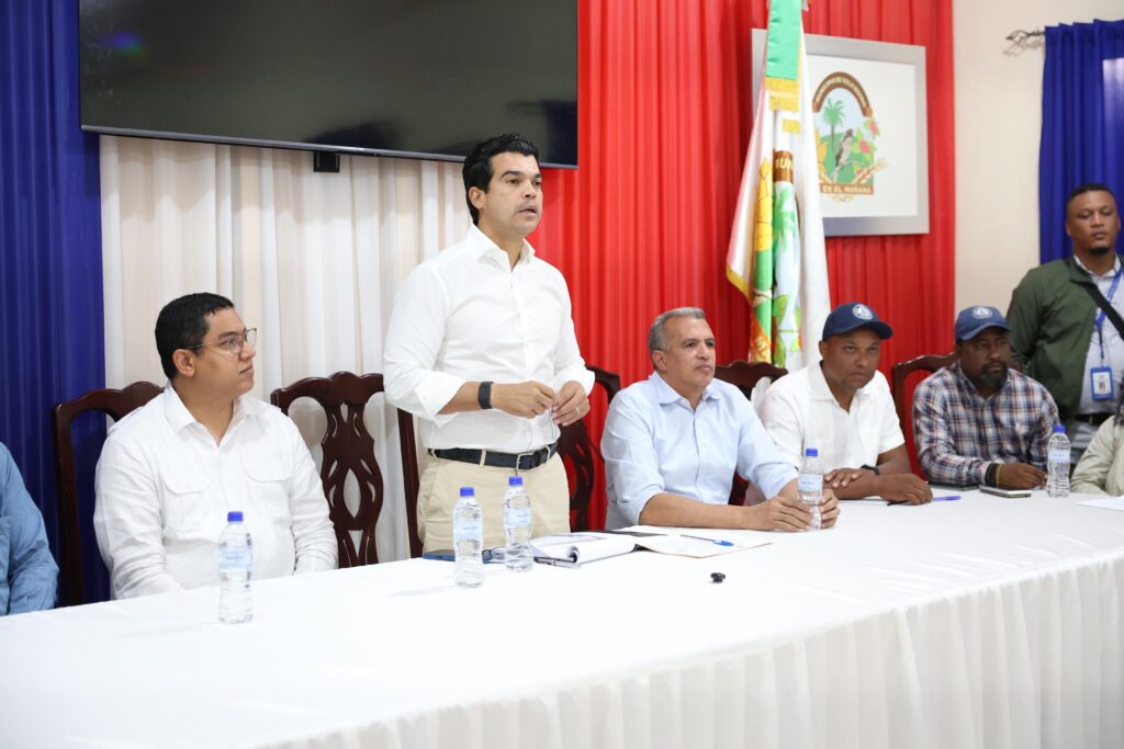 El director ejecutivo del Instituto Nacional de Aguas Potables y Alcantarillados (INAPA), Wellington Arnaud, sostuvo un encuentro con presidentes de juntas de vecinos y representantes comunitarios del municipio de Navarrete, con el objetivo de evaluar la operatividad del nuevo acueducto.