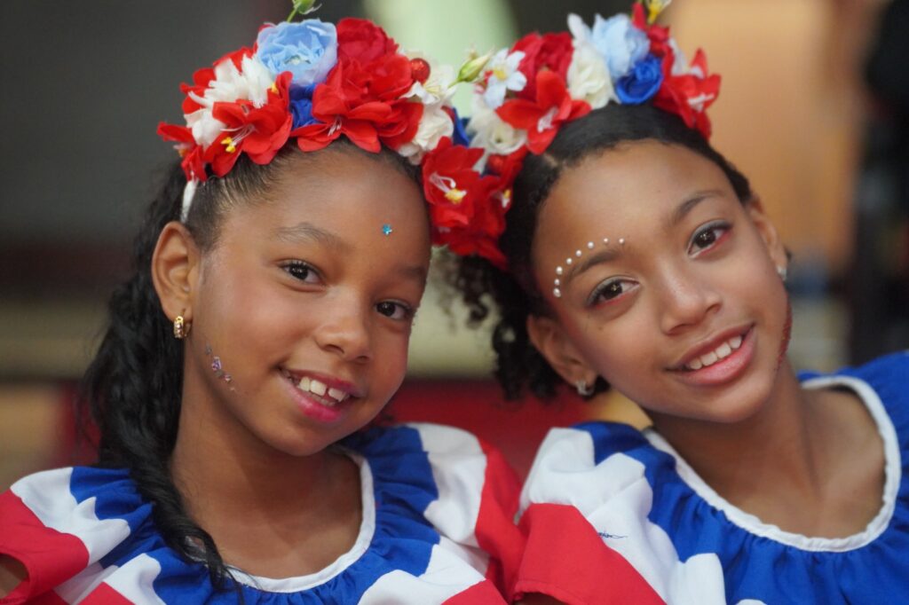 El Ministerio de Educación de la República Dominicana (MINERD) realizó la Gala Nacional de Carnaval Escolar 2026, un evento que tuvo como protagonistas a más de 600 estudiantes de centros educativos públicos de todo el país, quienes demostraron su talento, creatividad y compromiso con la cultura dominicana a través de comparsas, coreografías y vestuarios inspirados en las tradiciones carnavalescas.
