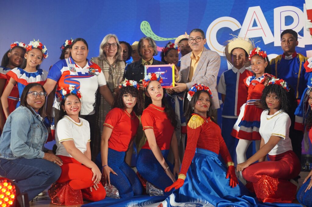 El Ministerio de Educación de la República Dominicana (MINERD) realizó la Gala Nacional de Carnaval Escolar 2026, un evento que tuvo como protagonistas a más de 600 estudiantes de centros educativos públicos de todo el país, quienes demostraron su talento, creatividad y compromiso con la cultura dominicana a través de comparsas, coreografías y vestuarios inspirados en las tradiciones carnavalescas.