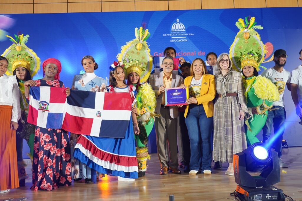 El Ministerio de Educación de la República Dominicana (MINERD) realizó la Gala Nacional de Carnaval Escolar 2026, un evento que tuvo como protagonistas a más de 600 estudiantes de centros educativos públicos de todo el país, quienes demostraron su talento, creatividad y compromiso con la cultura dominicana a través de comparsas, coreografías y vestuarios inspirados en las tradiciones carnavalescas.