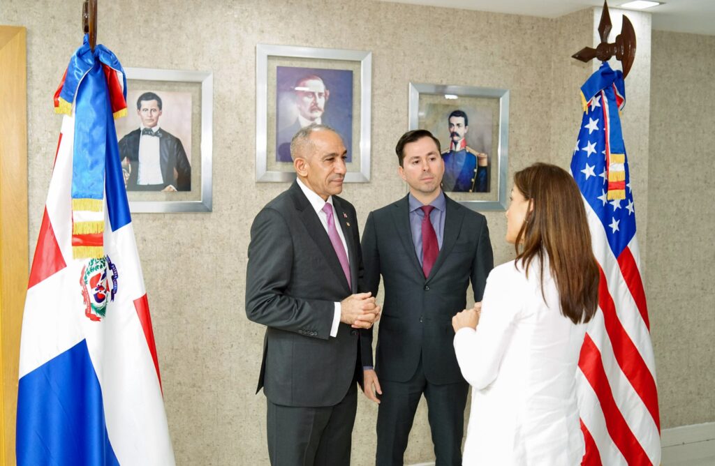  La Embajadora de Estados Unidos, Leah F. Campos, se reunió con el presidente de la Direccion Nacional de Control de Drogas (DNCD), vicealmirante Jose M. Cabrera Ulloa, donde presentó formalmente al nuevo agregado de la Oficina de la Administración de Control de Drogas (DEA) en la República Dominicana.