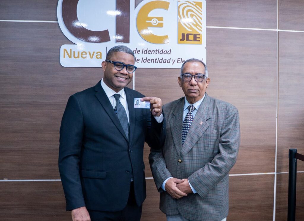 El director de Proyectos Estratégicos y Especiales de la Presidencia (Propeep), Robert Polanco, recibió este lunes su nueva cédula de identidad y electoral, acto donde destacó la eficiencia con que la Junta Central Electoral (JCE) desarrolla la entrega del documento.
