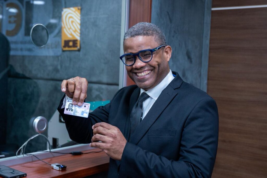 El director de Proyectos Estratégicos y Especiales de la Presidencia (Propeep), Robert Polanco, recibió este lunes su nueva cédula de identidad y electoral, acto donde destacó la eficiencia con que la Junta Central Electoral (JCE) desarrolla la entrega del documento.