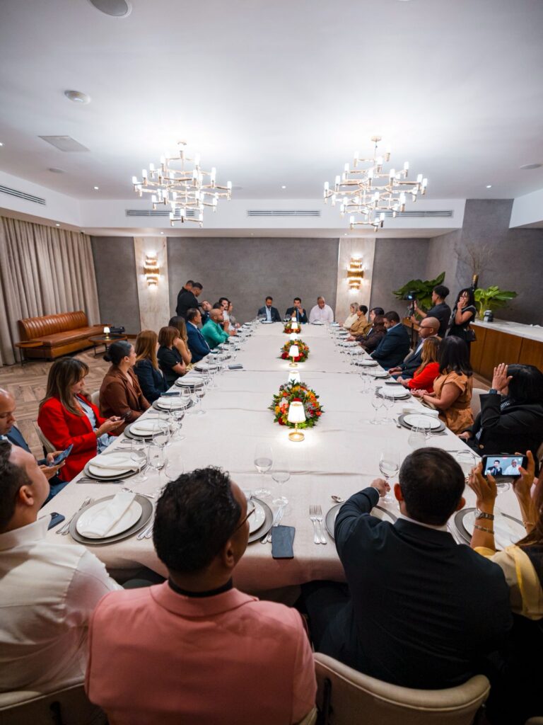 GALA Media Group inició formalmente su nueva temporada de La #Mesaza, cuyo primer encuentro contó con la participación de Wellington Amín Arnaud Bisonó, director ejecutivo del Instituto Nacional de Aguas Potables y Alcantarillados (INAPA), quien compartió su visión sobre los principales desafíos, avances y oportunidades en materia de acceso al agua potable, saneamiento e infraestructura hídrica en la República Dominicana.