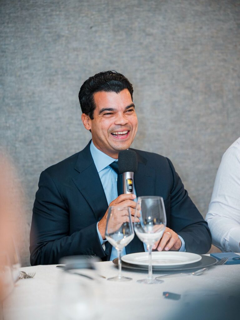 GALA Media Group inició formalmente su nueva temporada de La #Mesaza, cuyo primer encuentro contó con la participación de Wellington Amín Arnaud Bisonó, director ejecutivo del Instituto Nacional de Aguas Potables y Alcantarillados (INAPA), quien compartió su visión sobre los principales desafíos, avances y oportunidades en materia de acceso al agua potable, saneamiento e infraestructura hídrica en la República Dominicana.