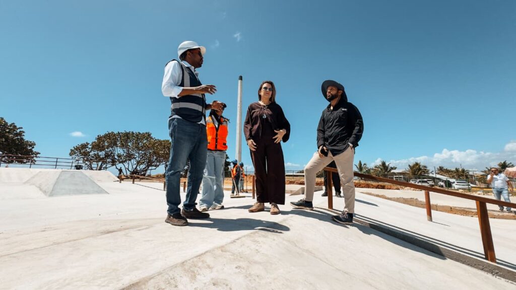 Carolina Mejía recorrió los avances del Malecón Deportivo, resaltando los adelantos en la construcción de la cancha de fútbol y del skate park , como parte de la recuperación de espacios que ha transformado el litoral capitaleño.