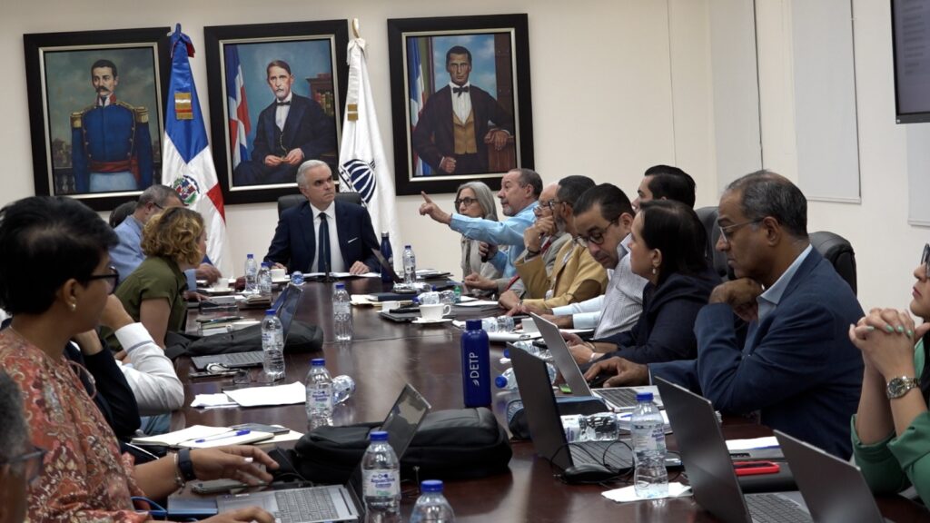 El ministro de Educación, Luis Miguel De Camps, encabezó la tercera reunión de la Comisión Especial para la Apertura del Año Escolar 2026-2027, como parte del seguimiento continuo a los trabajos de planificación y organización del próximo período lectivo.