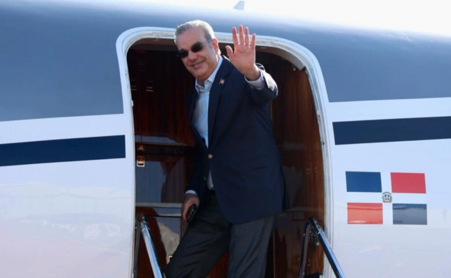 El presidente Luis Abinader viaja este lunes a París para desarrollar una agenda oficial de dos días, que incluye una reunión con su homólogo, Emmanuel Macron, y está centrada en la ampliación de los vínculos de cooperación y comerciales con Francia, así como en el fortalecimiento de la integridad, la transparencia y la buena gobernanza.