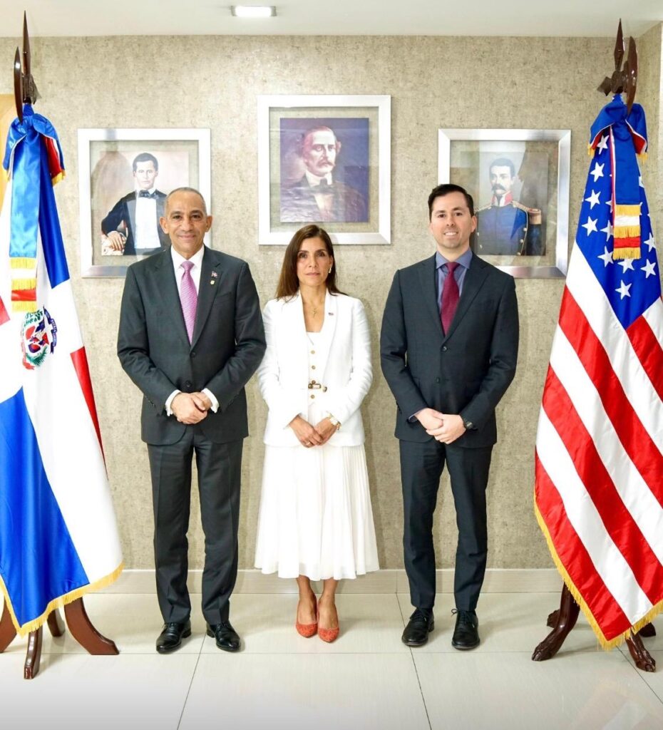  La Embajadora de Estados Unidos, Leah F. Campos, se reunió con el presidente de la Direccion Nacional de Control de Drogas (DNCD), vicealmirante Jose M. Cabrera Ulloa, donde presentó formalmente al nuevo agregado de la Oficina de la Administración de Control de Drogas (DEA) en la República Dominicana.