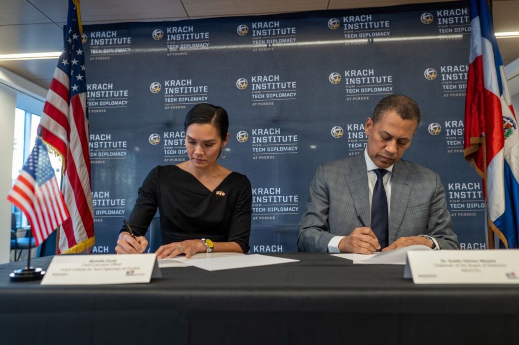El Instituto Dominicano de las Telecomunicaciones (Indotel) firmó un acuerdo de cooperación con el Krach Institute for Tech Diplomacy at Purdue, en con el objetivo de fortalecer las capacidades institucionales del país en diplomacia tecnológica, gobernanza digital e infraestructura estratégica, en un contexto internacional marcado por la acelerada transformación del ecosistema tecnológico.