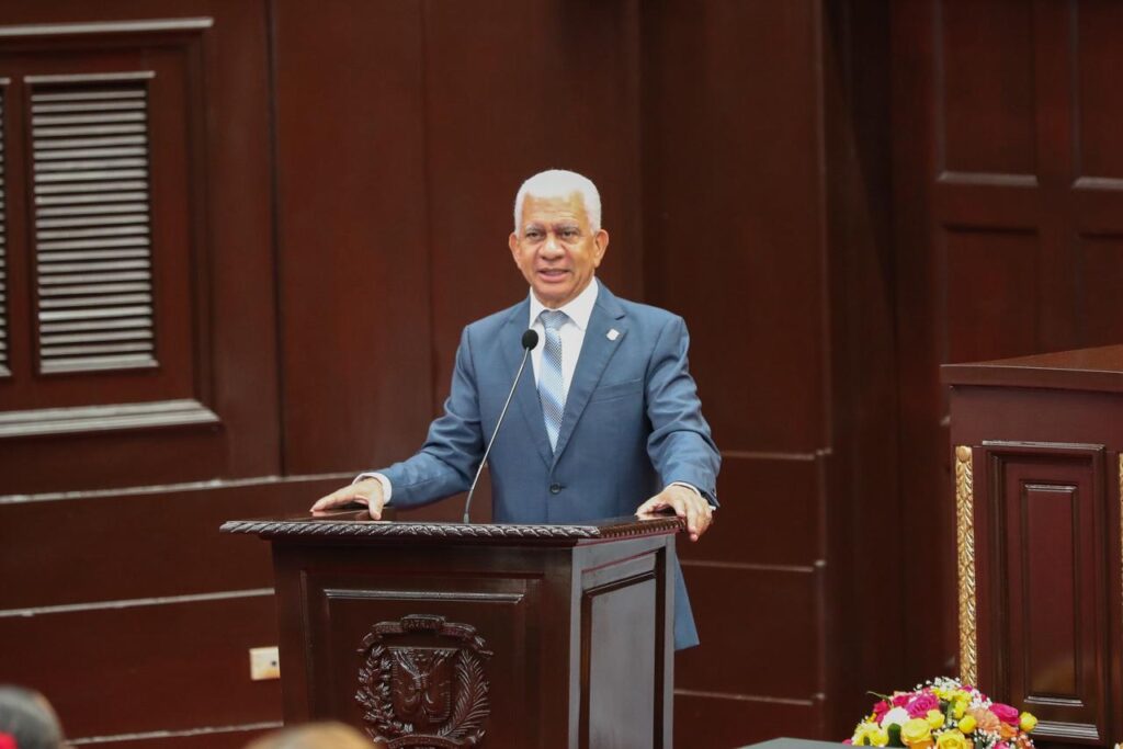 Con motivo de conmemorarse este domingo ocho de marzo el Día Internacional de la Mujer, el Senado de la República reconoció a 32 mujeres de las 31 provincias del país y el Distrito Nacional, por su liderazgo y aportes al desarrollo del país en los renglones de educación, salud, cultura, deporte, emprendimiento, servicio comunitario, gestión pública y labor social.