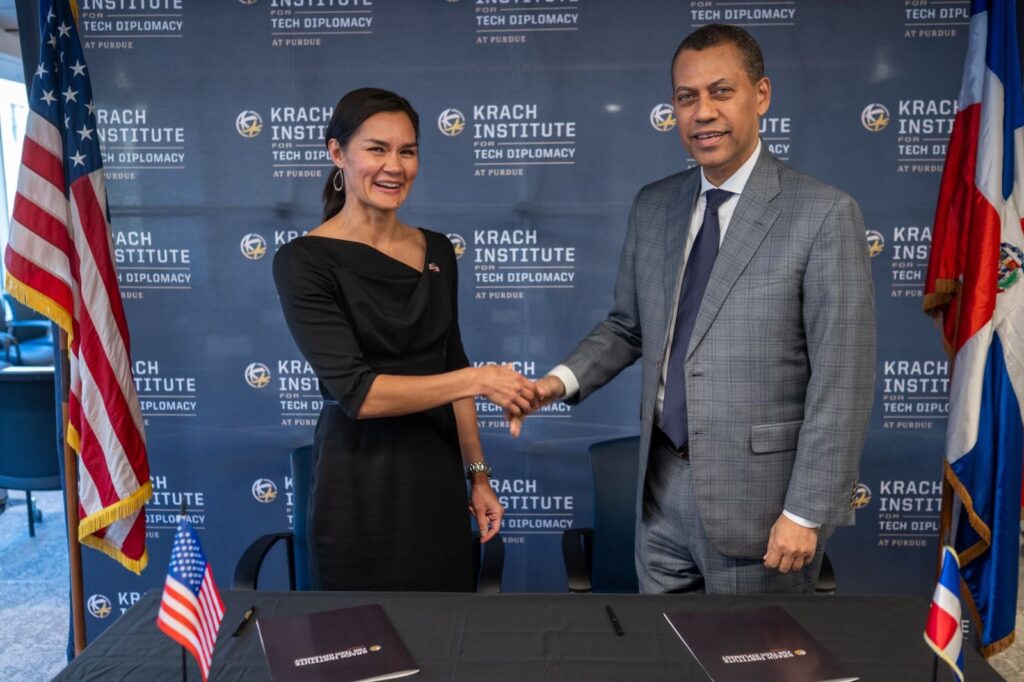 El Instituto Dominicano de las Telecomunicaciones (Indotel) firmó un acuerdo de cooperación con el Krach Institute for Tech Diplomacy at Purdue, en con el objetivo de fortalecer las capacidades institucionales del país en diplomacia tecnológica, gobernanza digital e infraestructura estratégica, en un contexto internacional marcado por la acelerada transformación del ecosistema tecnológico.