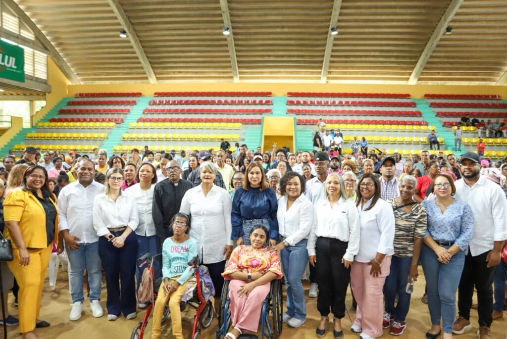 Mayra Jiménez, directora general de la Dirección de Desarrollo Social Supérate, señaló que la alta prioridad, que ha dado el gobierno del presidente Luis Abinader a los programas de protección social procura la superación de la pobreza, garantizando el derecho a una vida digna de las personas que viven en condiciones de mayor vulnerabilidad.