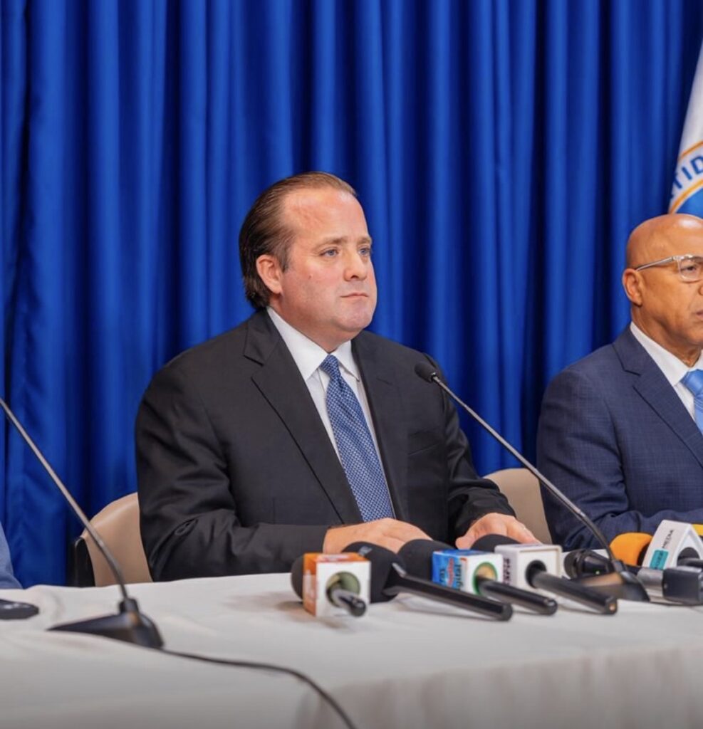 El presidente del Partido Revolucionario Moderno (PRM), José Ignacio Paliza, presentó este miércoles ante su bloque de legisladores un proyecto de ley que busca modificar varios artículos de la Ley 33-18 de Partidos, Agrupaciones y Movimientos Políticos con el objetivo de fortalecer la integridad del sistema de partidos, reforzar el control del financiamiento político y prevenir la infiltración del crimen organizado en la actividad política.