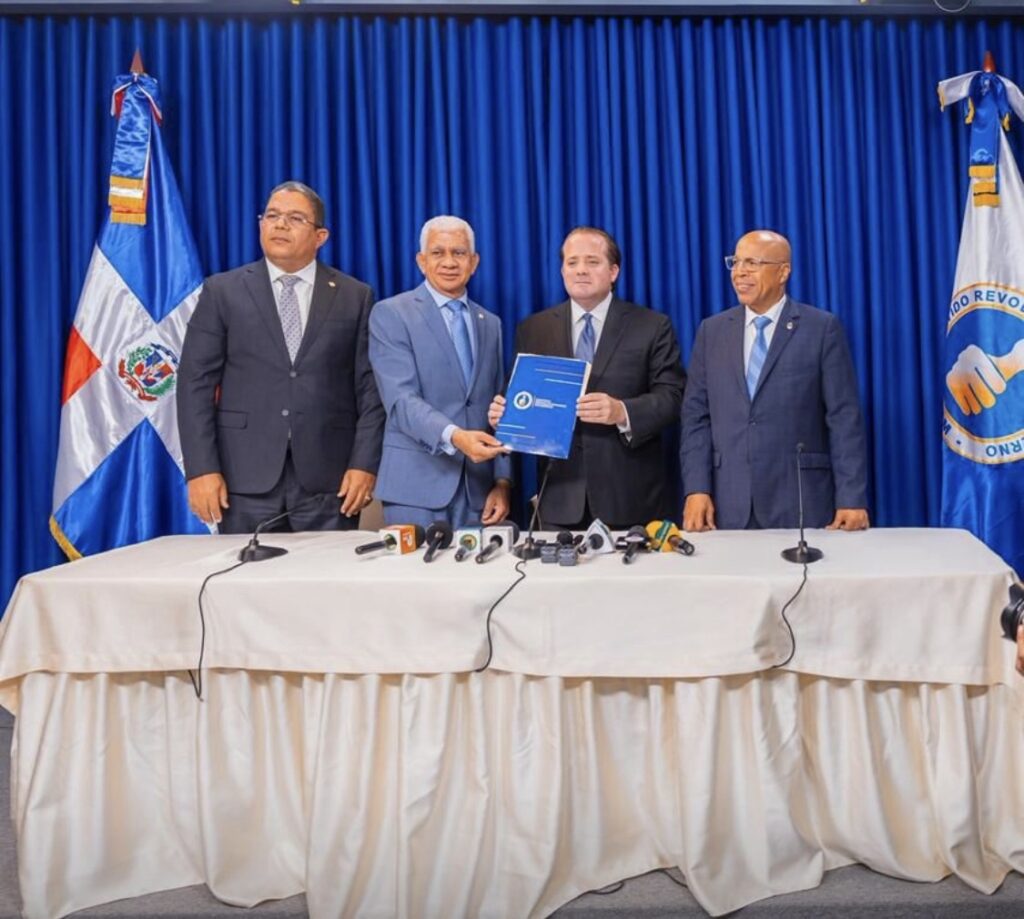 El presidente del Partido Revolucionario Moderno (PRM), José Ignacio Paliza, presentó este miércoles ante su bloque de legisladores un proyecto de ley que busca modificar varios artículos de la Ley 33-18 de Partidos, Agrupaciones y Movimientos Políticos con el objetivo de fortalecer la integridad del sistema de partidos, reforzar el control del financiamiento político y prevenir la infiltración del crimen organizado en la actividad política.