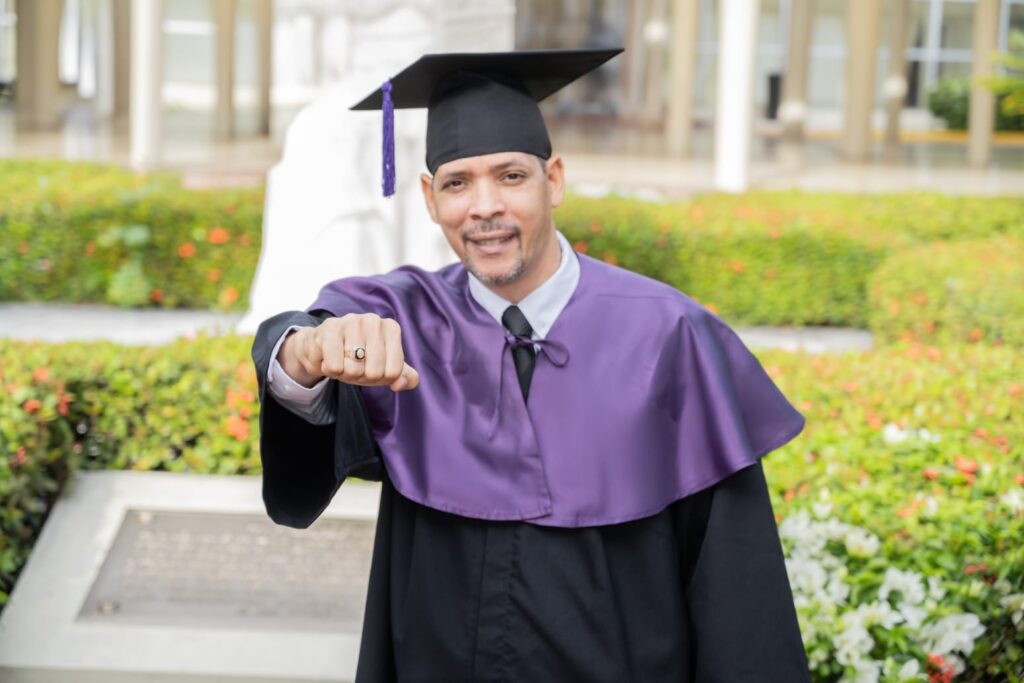 En el municipio de Bayaguana, provincia Monte Plata nace un niño con grandes sueños de superación, marcado por el ritmo de su tierra y una sensibilidad especial por el arte.
