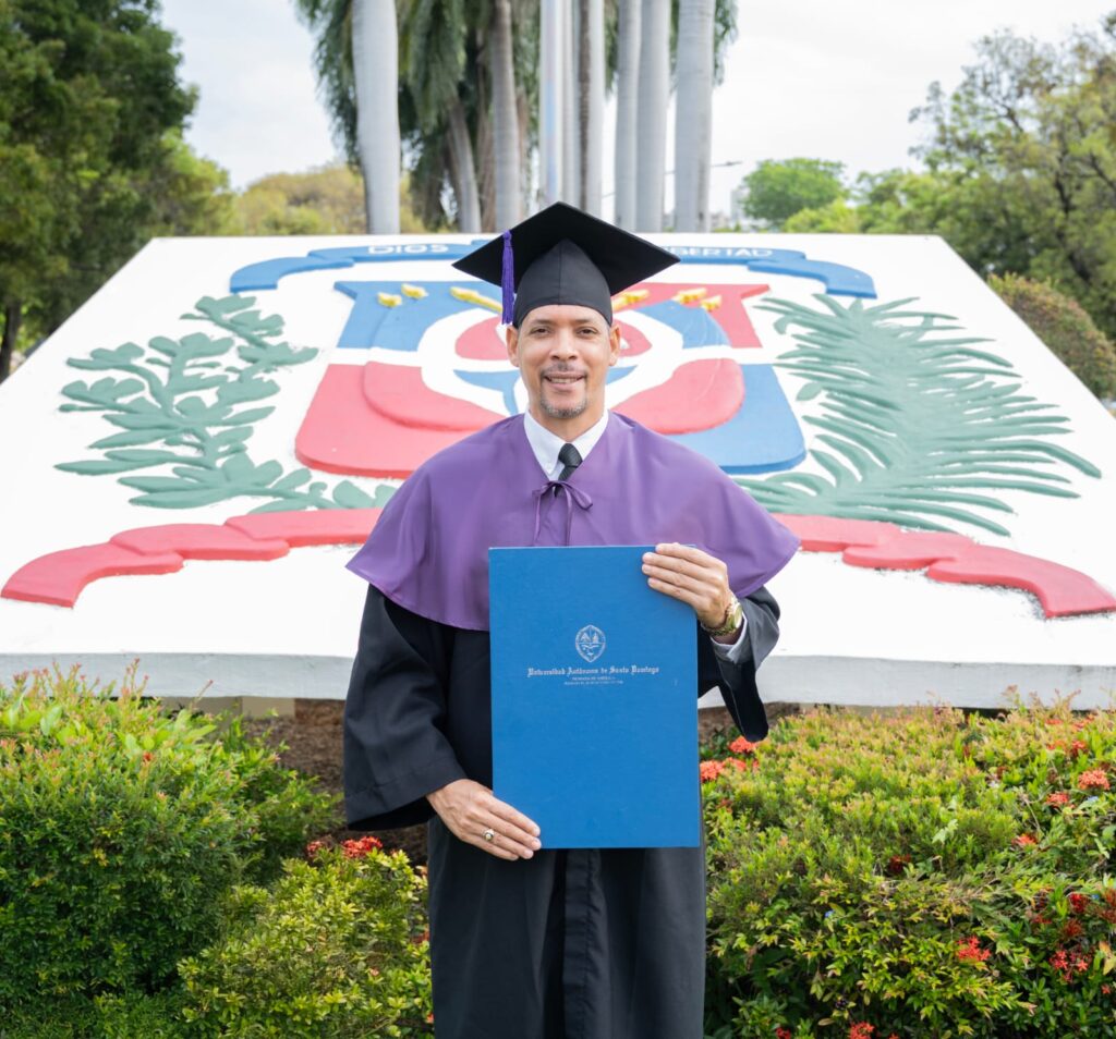 En el municipio de Bayaguana, provincia Monte Plata nace un niño con grandes sueños de superación, marcado por el ritmo de su tierra y una sensibilidad especial por el arte.