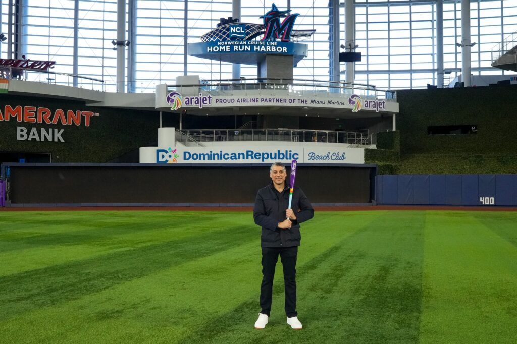 La aerolínea dominicana Arajet anunció una alianza estratégica con los Miami Marlins, con el objetivo de fortalecer la proyección internacional de la República Dominicana como destino turístico en el mercado de Estados Unidos.