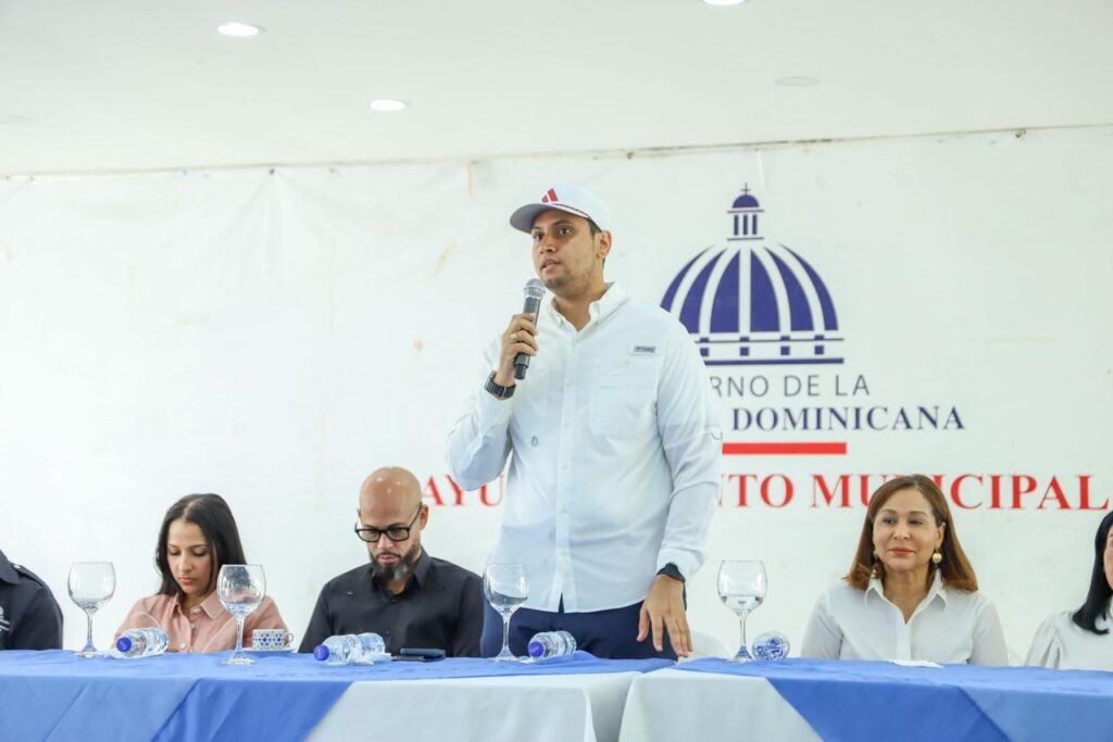  La Dirección de Desarrollo Social Supérate entregó este jueves el Bono de Emergencia a 370 familias de la provincia María Trinidad Sánchez, afectadas por las torrenciales lluvias de febrero en la región Norte del país.