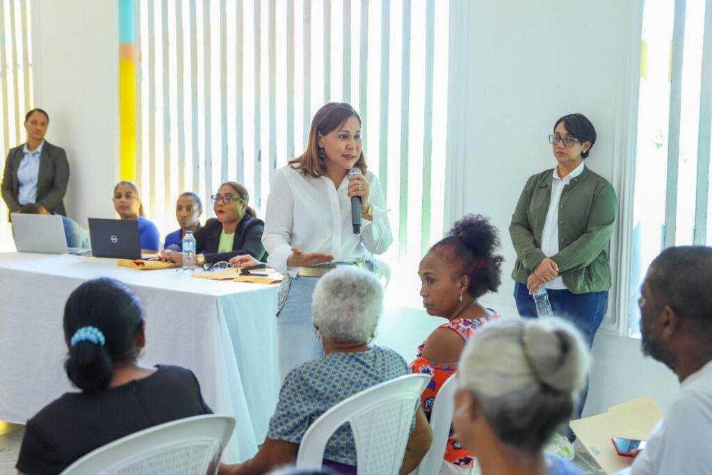  La Dirección de Desarrollo Social Supérate entregó este jueves el Bono de Emergencia a 370 familias de la provincia María Trinidad Sánchez, afectadas por las torrenciales lluvias de febrero en la región Norte del país.