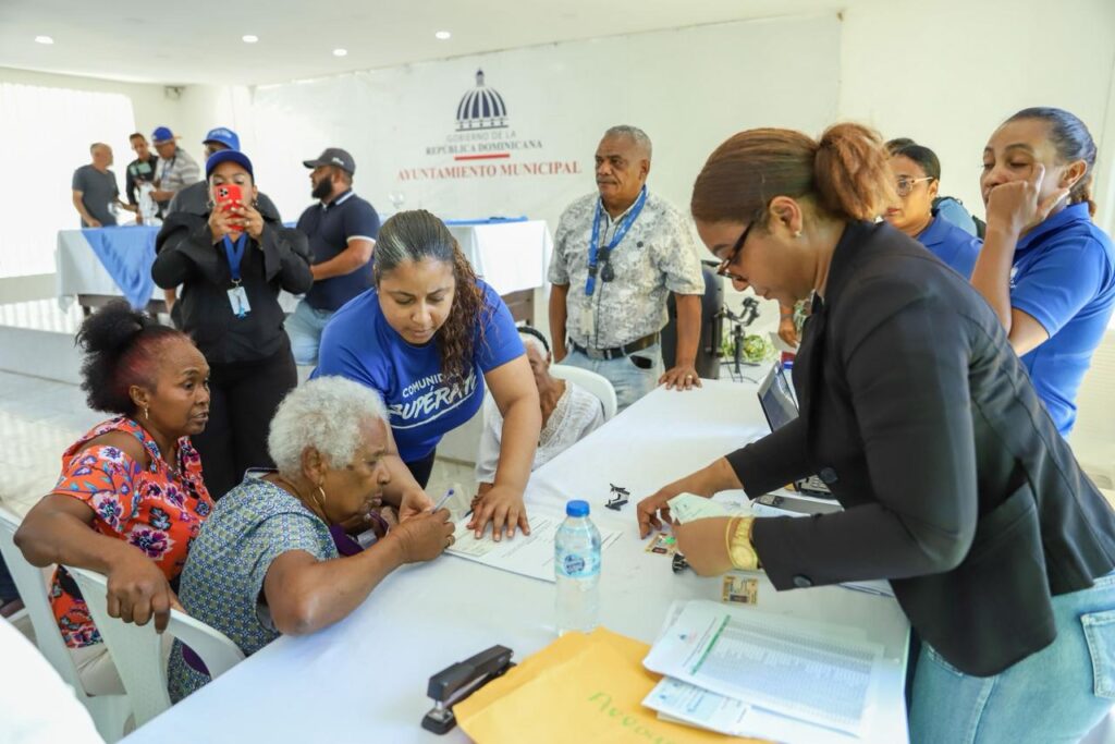  La Dirección de Desarrollo Social Supérate entregó este jueves el Bono de Emergencia a 370 familias de la provincia María Trinidad Sánchez, afectadas por las torrenciales lluvias de febrero en la región Norte del país.