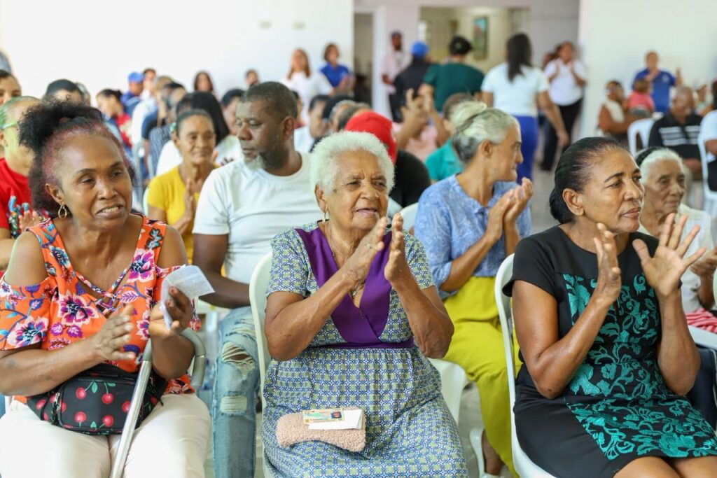  La Dirección de Desarrollo Social Supérate entregó este jueves el Bono de Emergencia a 370 familias de la provincia María Trinidad Sánchez, afectadas por las torrenciales lluvias de febrero en la región Norte del país.
