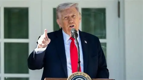 El presidente de Estados Unidos, Donald Trump, anunció a través de su red social Truth Social una serie de órdenes dirigidas a la Armada estadounidense, incluyendo el uso de la fuerza contra embarcaciones sospechosas y la intensificación de operaciones en el estratégico Estrecho de Ormuz.