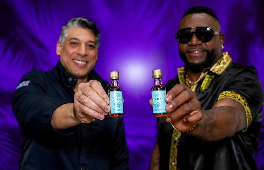David Ortiz y Arajet se unen para llevar Ron Ozama a todos los vuelos de la aerolínea

A través de esta colaboración, los pasajeros de Arajet podrán disfrutar de Ron Ozama como parte del menú de productos dominicanos que la aerolínea ofrece a bordo, fortaleciendo así la proyección internacional de la cultura nacional.