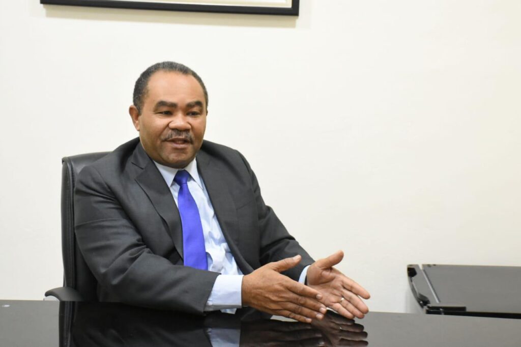 El profesor Francisco Luciano, dirigente de la Fuerza del Pueblo, se pronunció de manera enérgica y crítica ante las graves inundaciones que azotaron durante la madrugada del 8 de abril de 2026 el Gran Santo Domingo, con especial impacto en el municipio de Santo Domingo Oeste.