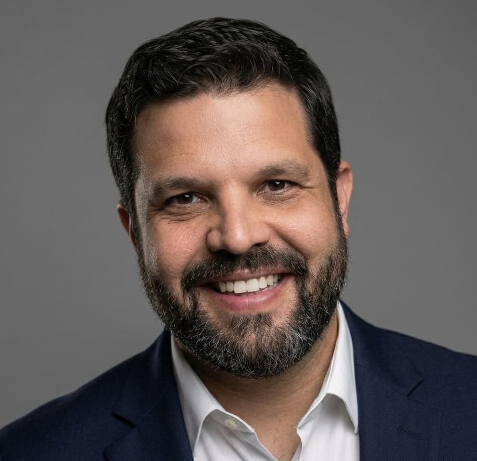 Cada vez que el cielo descarga con peculiar intensidad sobre el Gran Santo Domingo, las mismas imágenes aparecen en todas las pantallas. La gente está frustrada. Harta. Y con razón.