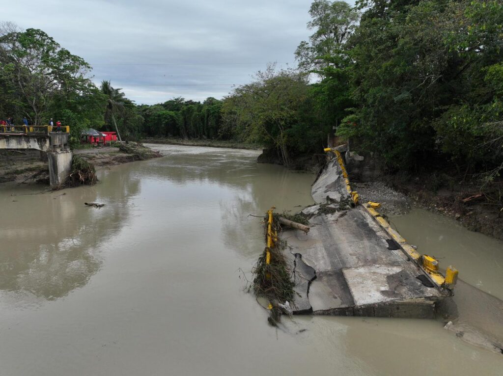 Un equipo técnico de la Oficina Nacional de Evaluación Sísmica y Vulnerabilidad de Infraestructura y Edificaciones (ONESVIE) evaluó los daños provocados por el colapso del puente de Camú, en la provincia de Puerto Plata, donde realizó levantamientos técnicos para determinar las causas del colapso estructural, la magnitud de los daños y las medidas necesarias para su intervención, en el marco de los esfuerzos del Gobierno dominicano para dar respuesta oportuna a esta situación.