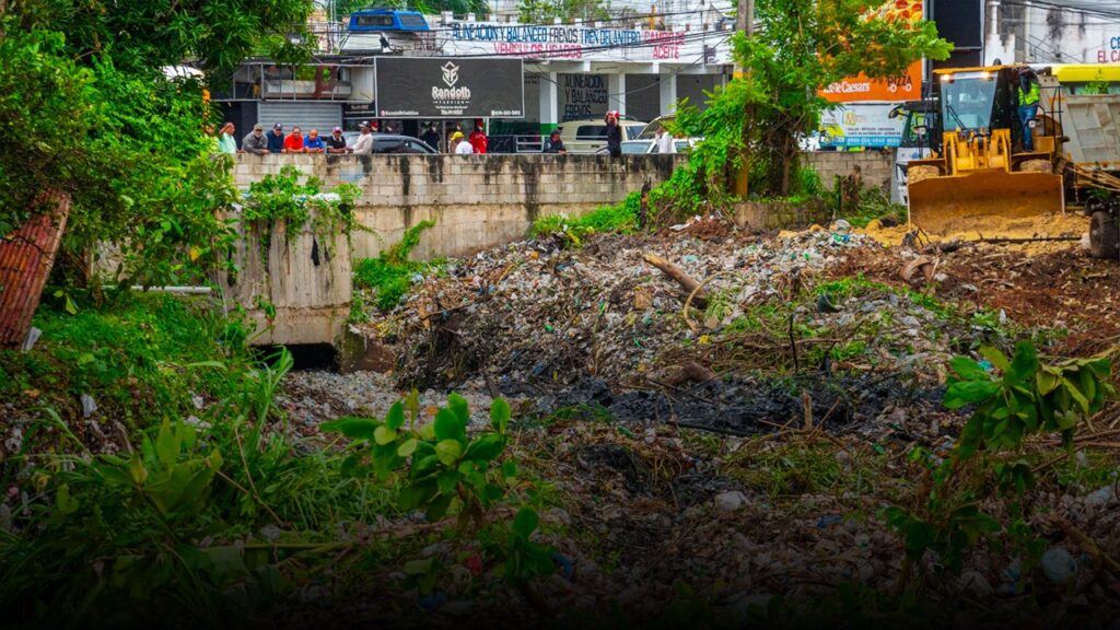 En un esfuerzo conjunto por la salud pública y la preservación ambiental, la Unidad Ejecutora de la Presidencia (Eco5RD) y el Ayuntamiento Municipal de Higüey culminaron con éxito el saneamiento integral de la cañada Arroyo Caguero.